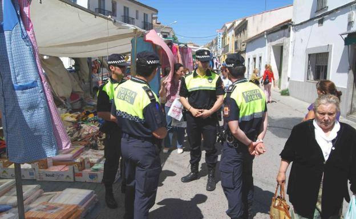 Agentes de la Policia Local vigilando en el mercado de Trujillo.