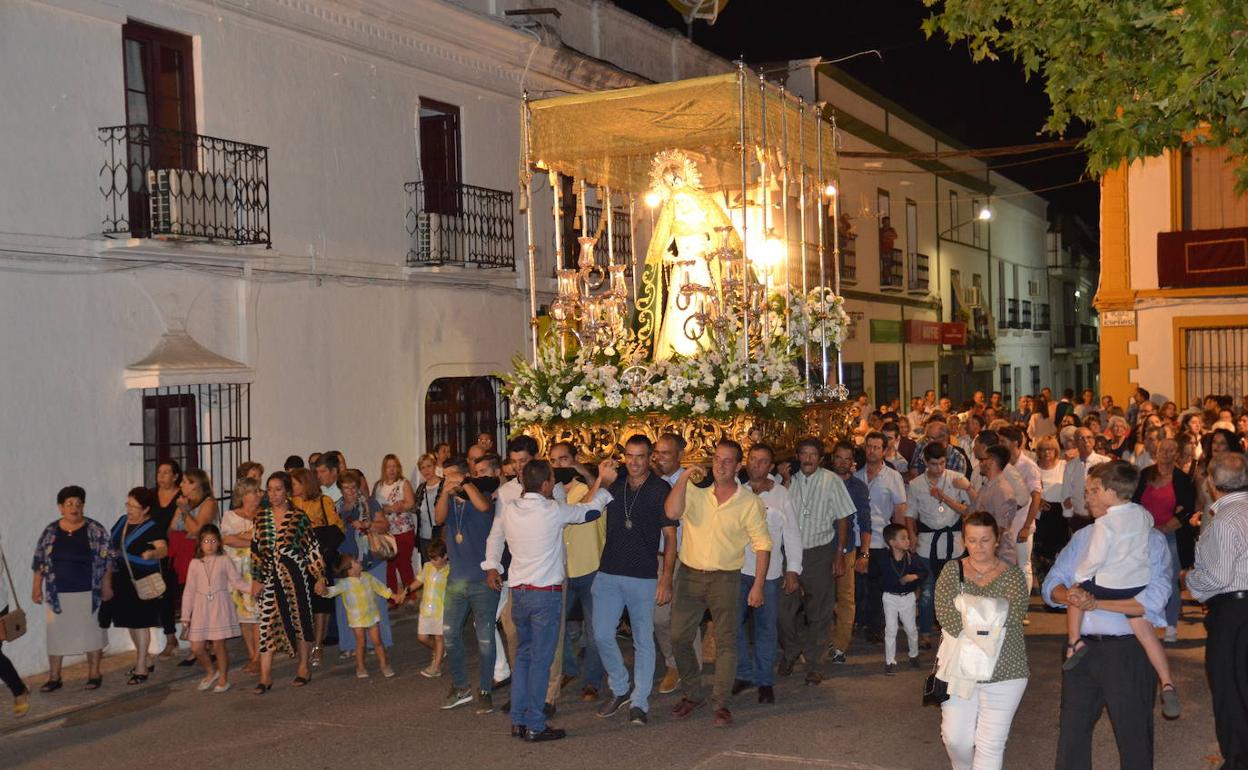 La VIrgen procesionó hasta la Iglesia.