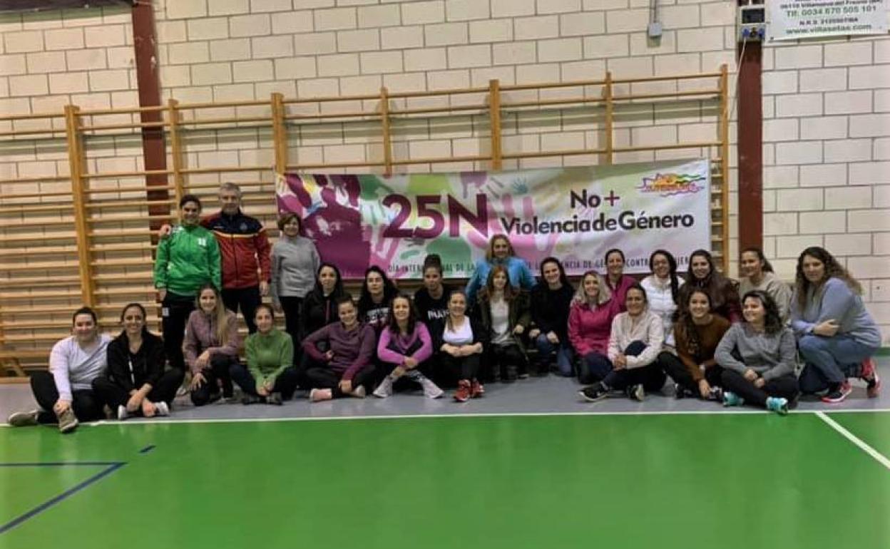 Los assitenetes al curso taller de autodefensa.