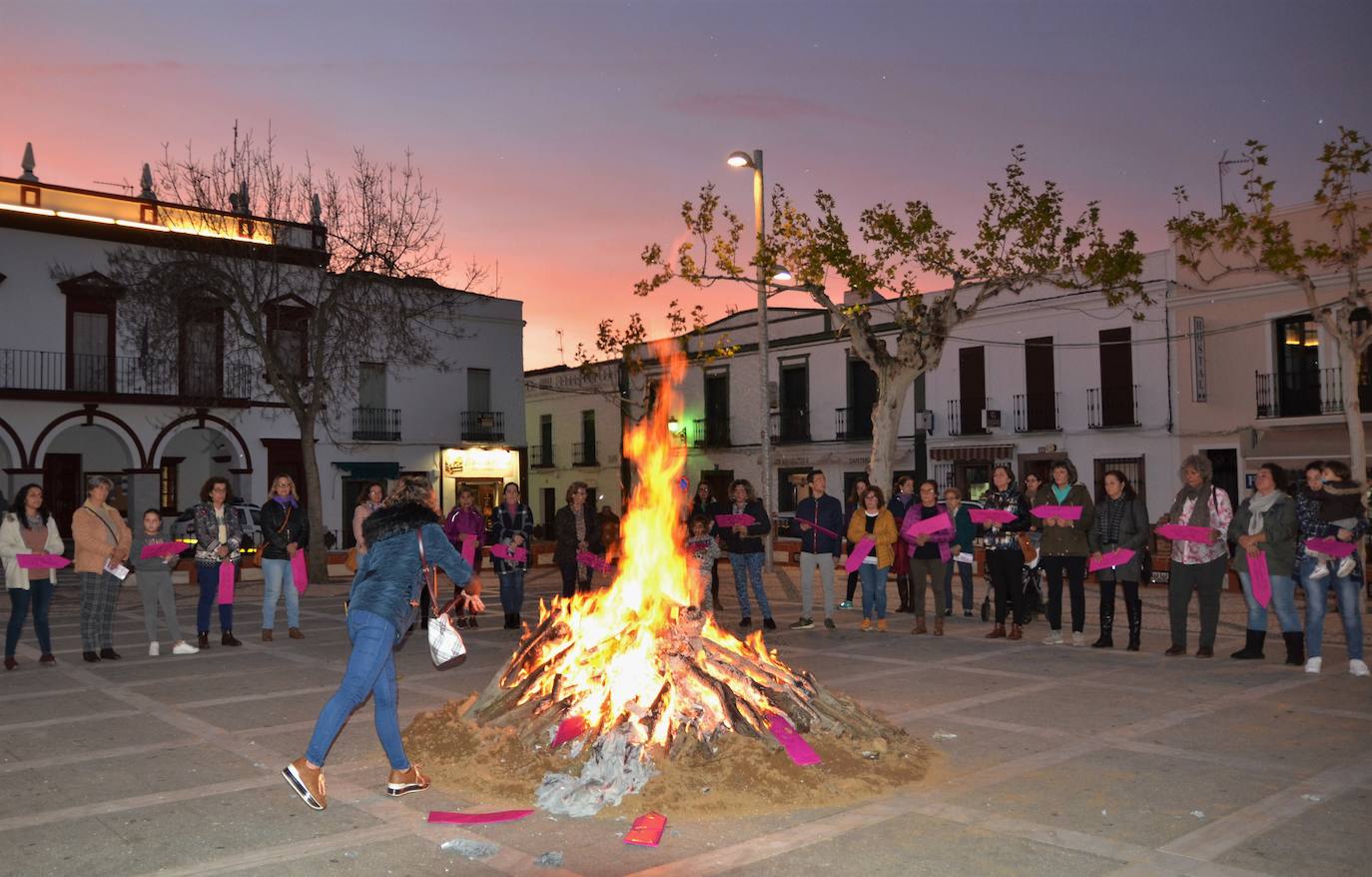 Las participantes arrojaron los carteles al fuego. 