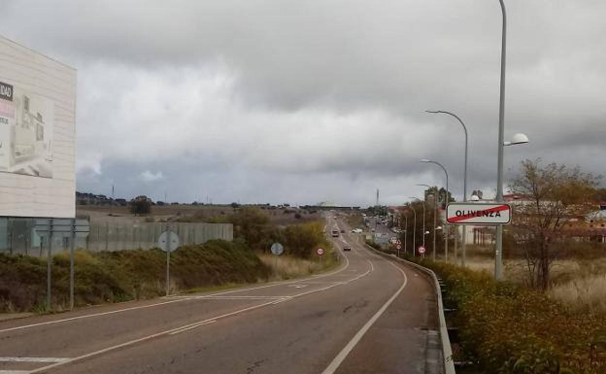 La carretera EX-107, a la entrada de Olivenza. J.M. MÉNDEZ PEÑA