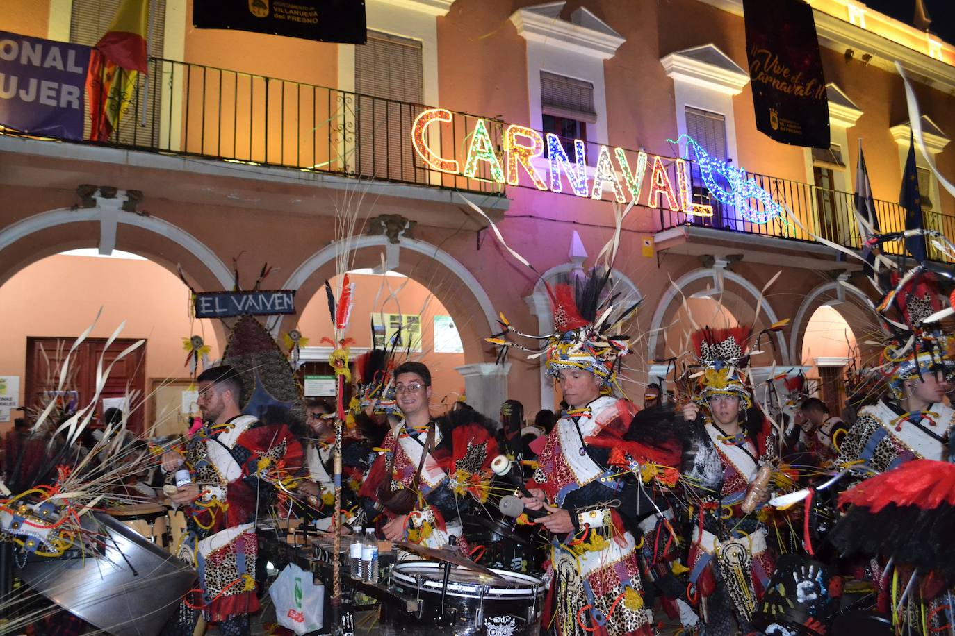 La comparsa 'El Vaivén' en su llegada a la plaza.
