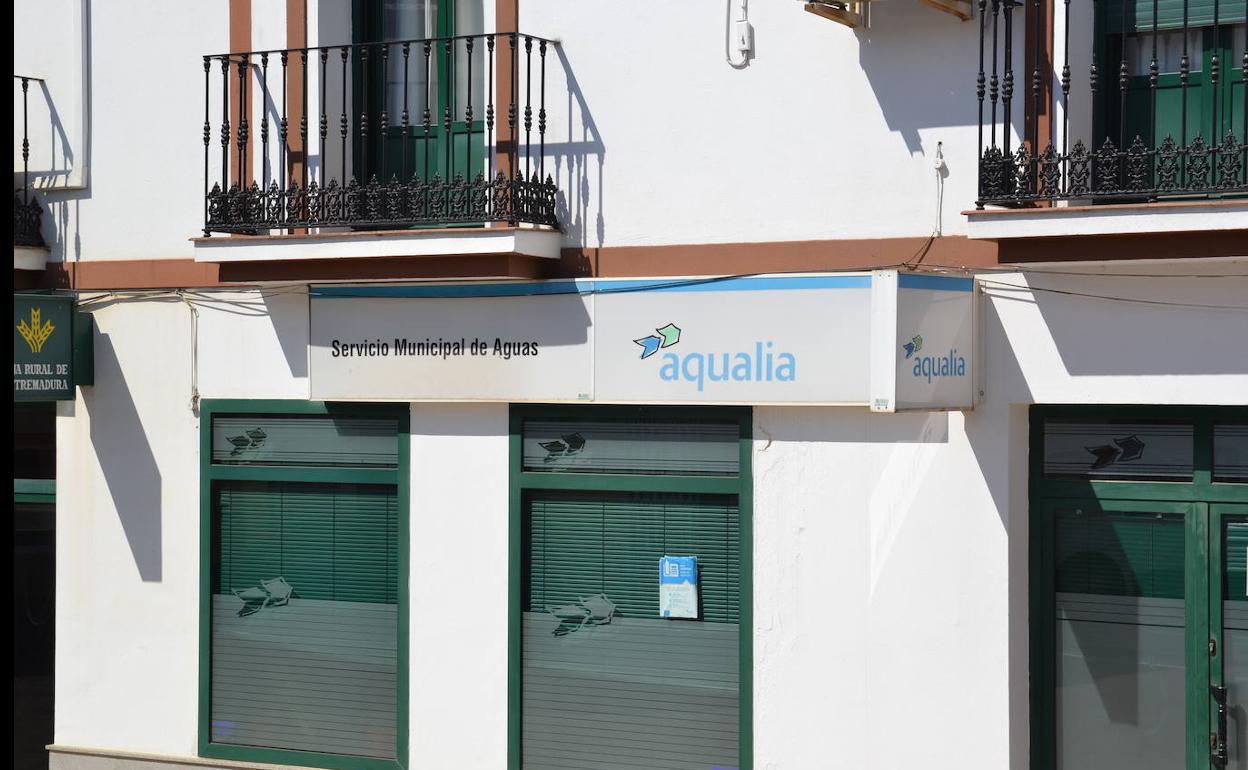 Aqualia procede al cierre provisional de la oficina local y facilita diversos teléfonos de contacto