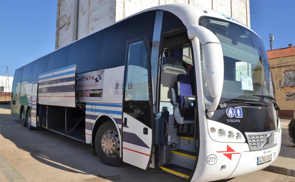 Autobús de línea en la parada de autobuses local.