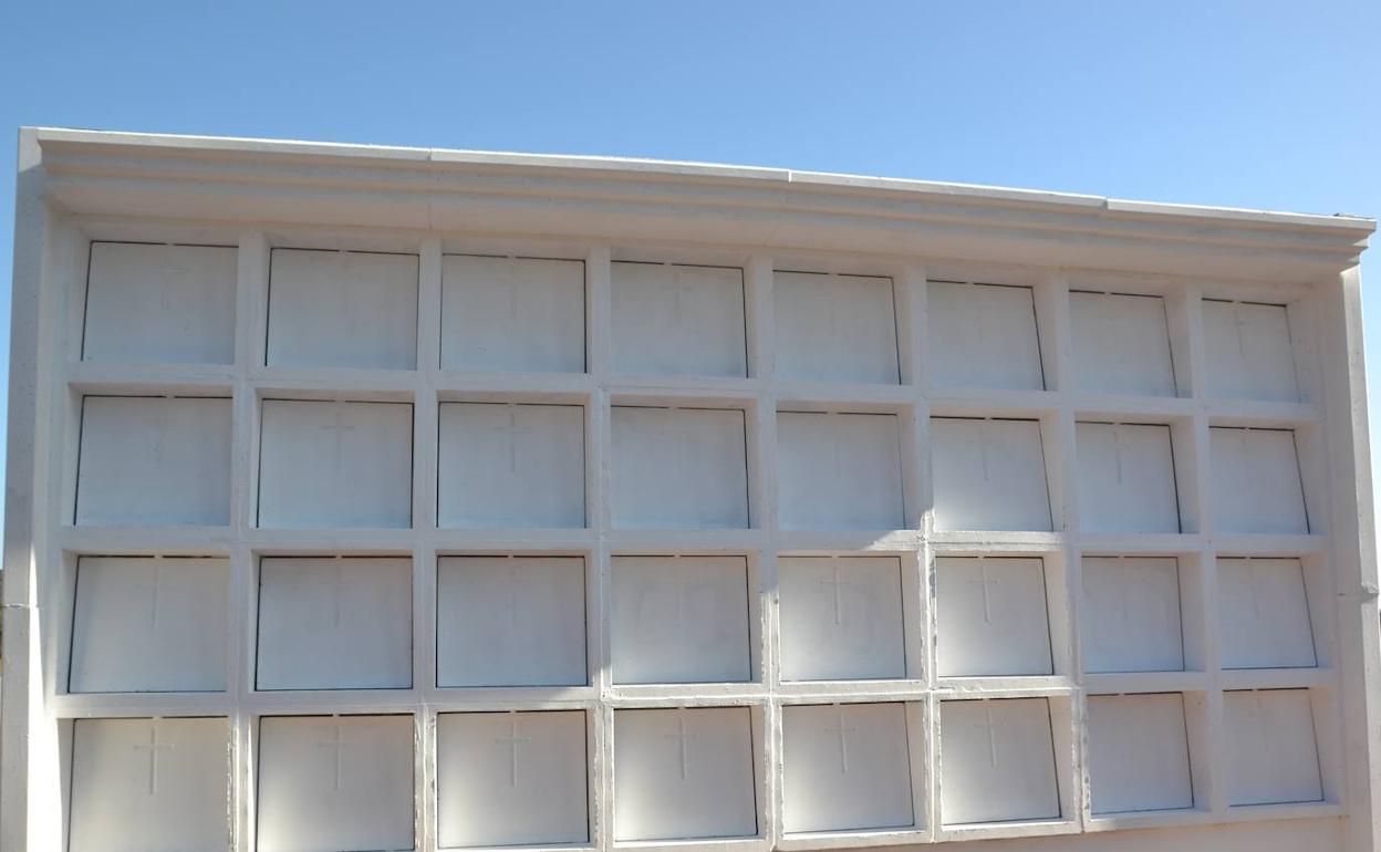 Bloque de hormigón con los nuevos nichos.