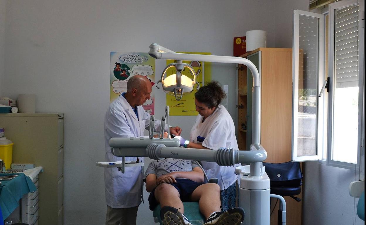 Un usuario cuida su salud dental con PADIEx, Plan de Atención Dental Infantil de Extremadura, imagen de archivo