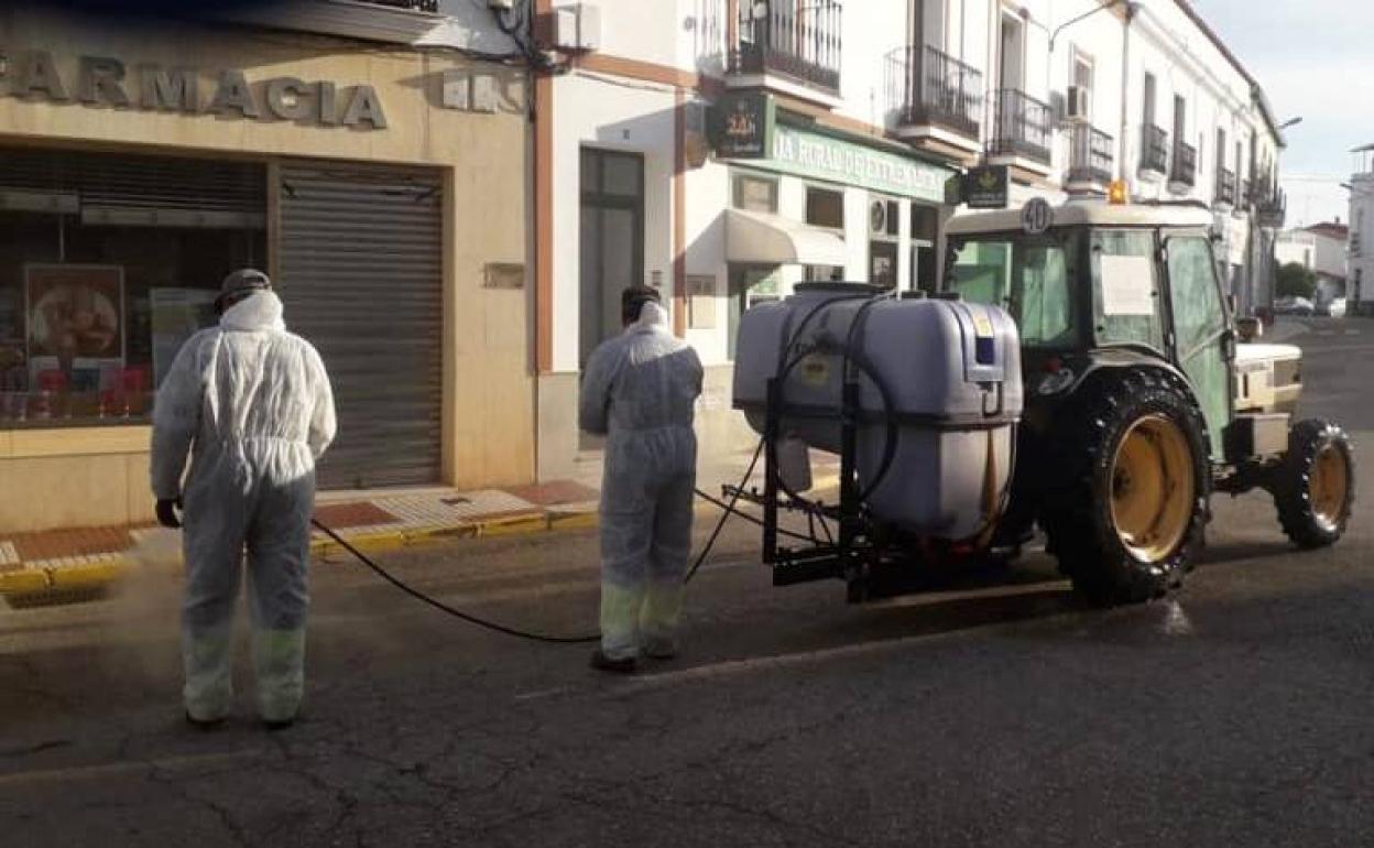 Operarios de la Diputación de Badajoz efectuan labores de desinfección.