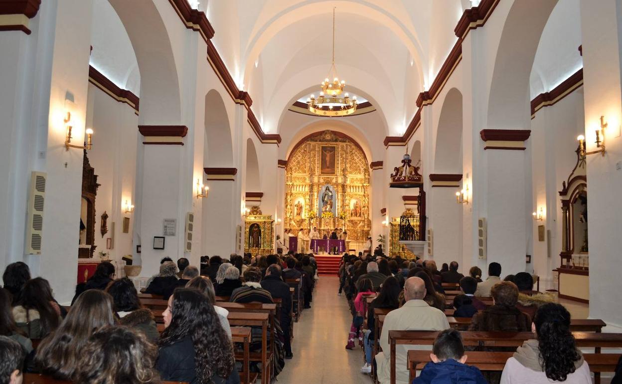 Transcurso de la Santa Misa en la Parroquia local.