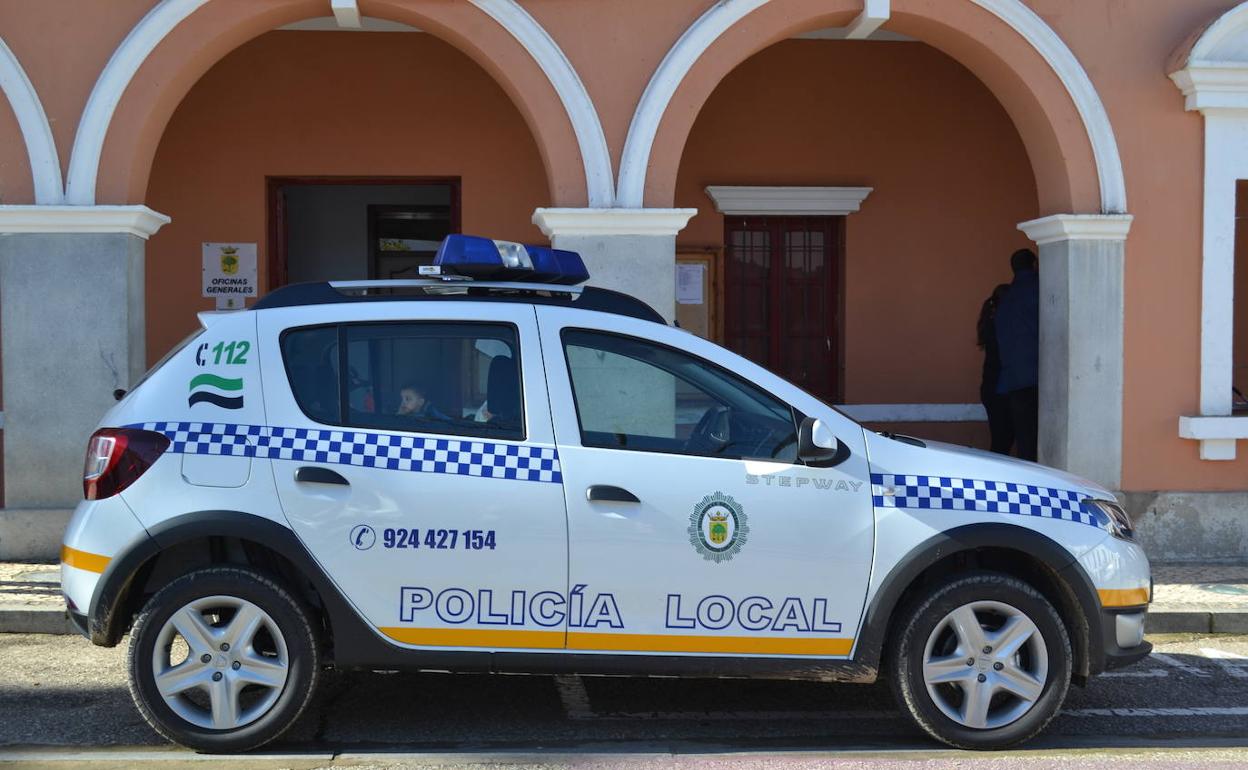 Coche y oficinas de la Policía Local.