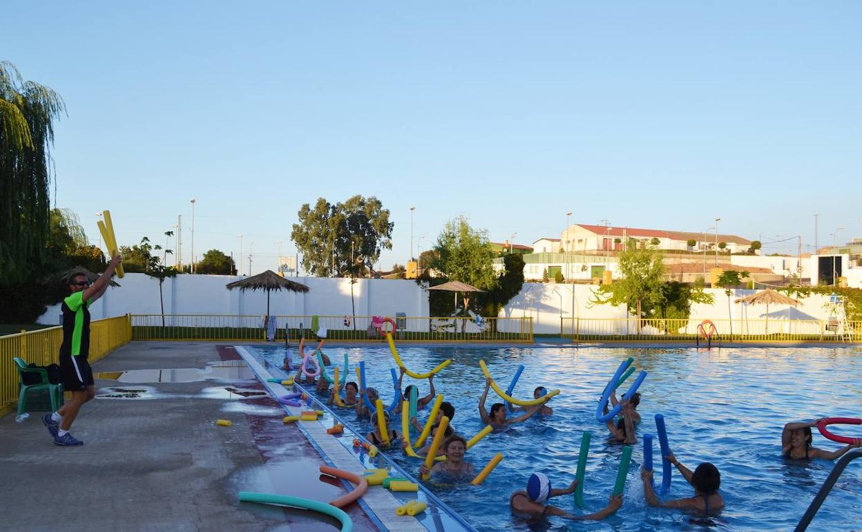Clases de aquagym impartidas por el dinamizador deportivo, imagen de archivo.