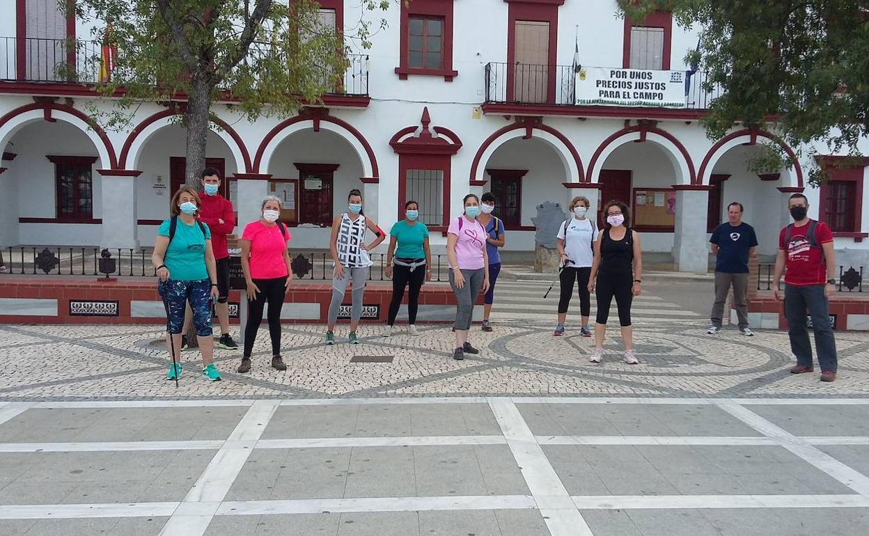 Asistentes a la primera ruta senderista de este mes.