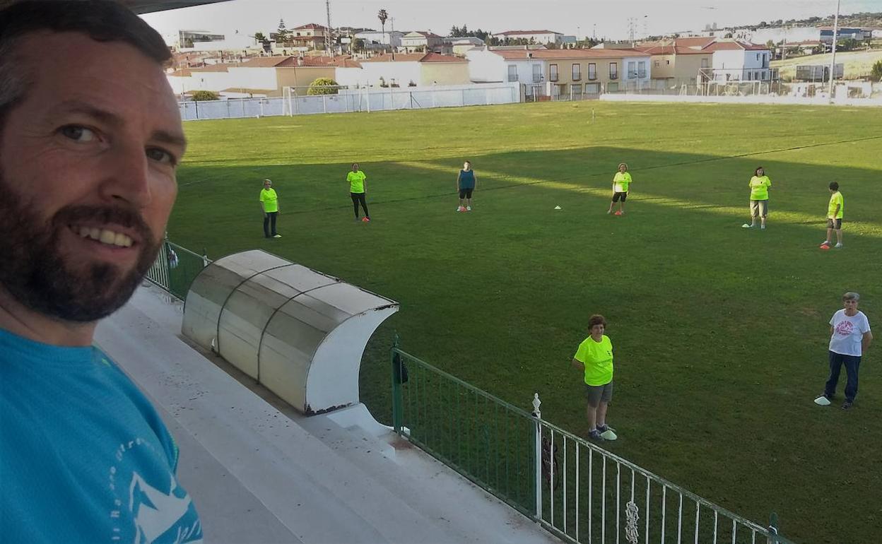El DInamizador Deportivo Javier Díaz en la primera clase de gimnasia de mantenimiento después del confinamiento.