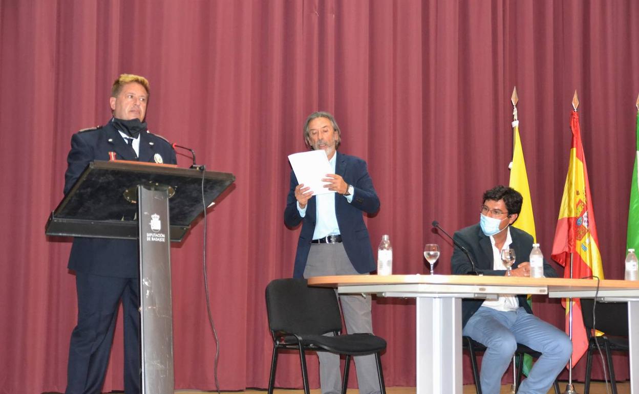 El agente Salas prestó juramento ante el secretario y el alcalde.