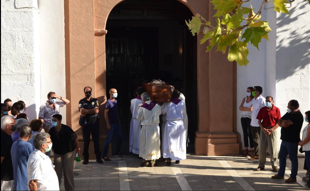 Los saccerdotes llevaron en hombros el féretro hasta el interior del Templo. A.P