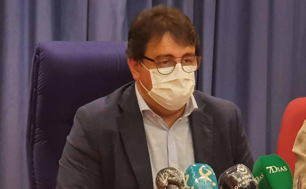 El Consejero de Sanidad en la rueda de prensa.