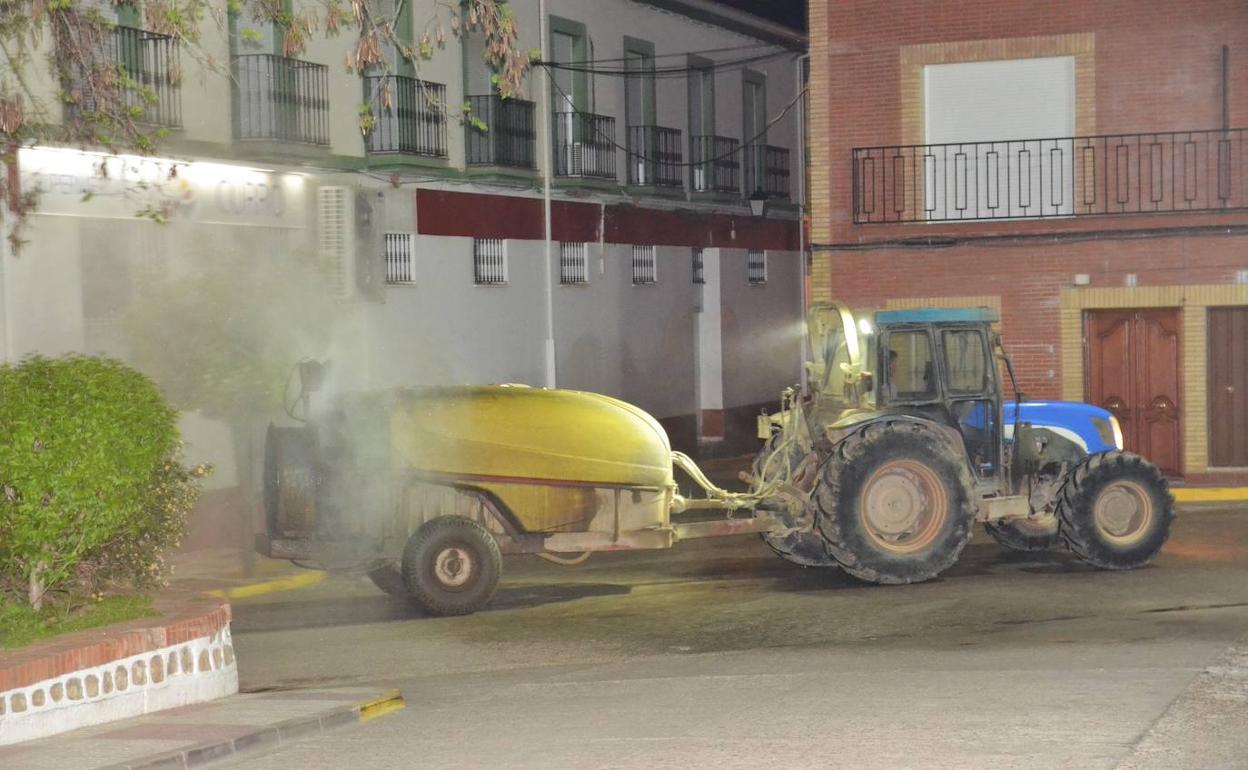 Momento de la desinfección en la localidad. 