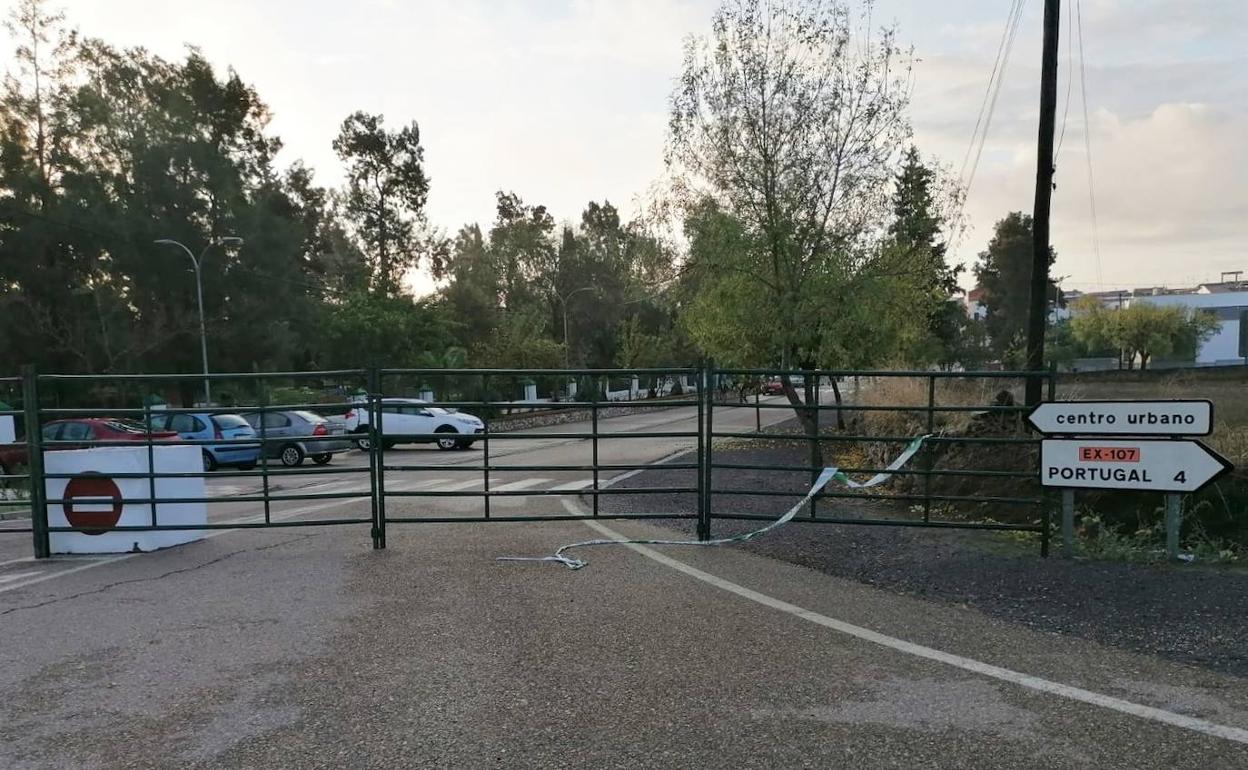 Cierre del acceso a la localidad por la Avenida de Portugal. 