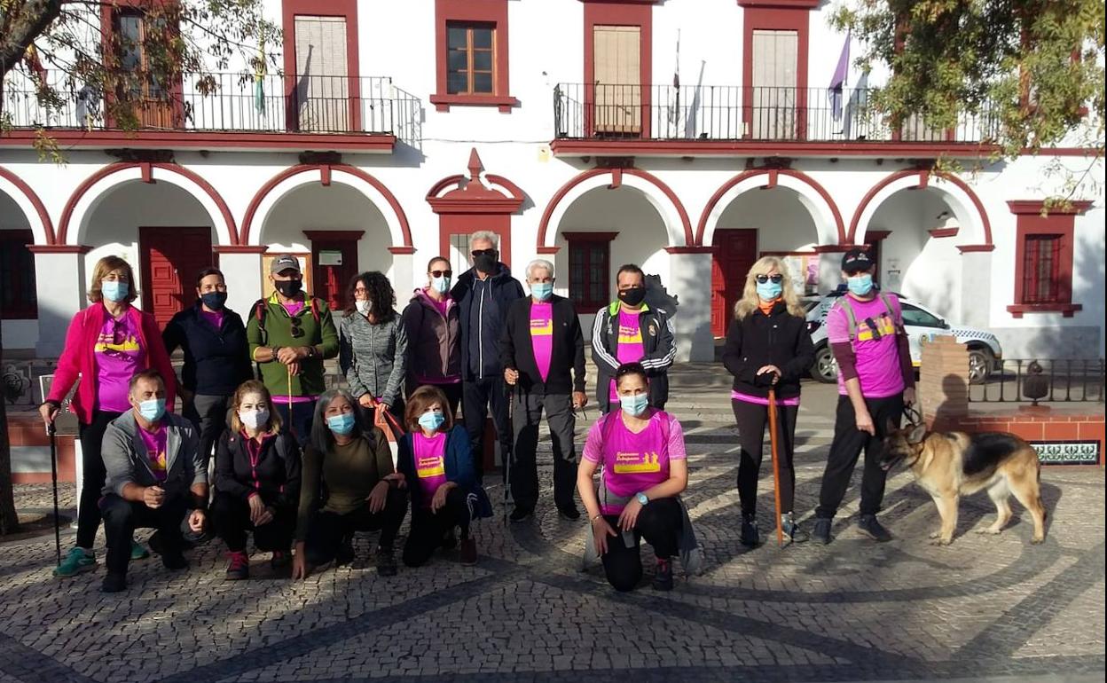 Algunos de los participantes de una de las rutas de senderismo matutinas.