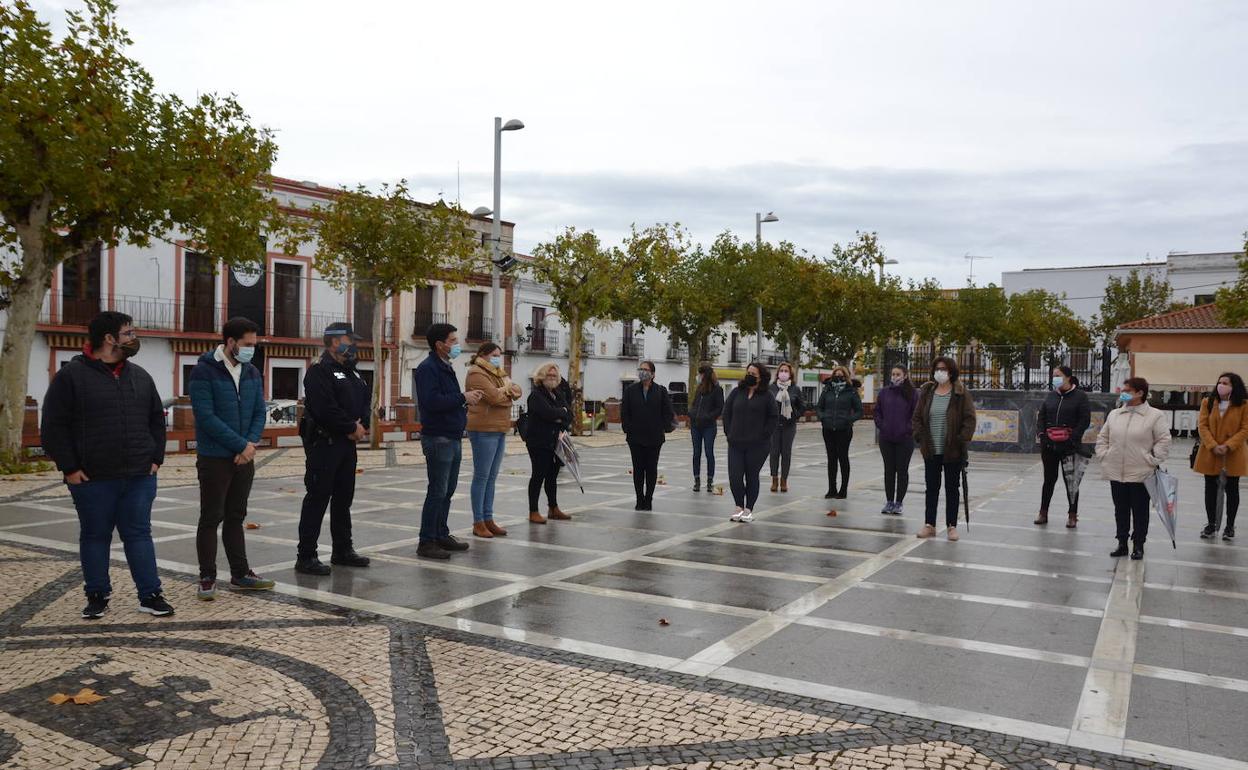 Algunos de los asistentes al minuto de silencio y lectura del manifiesto del 25N.