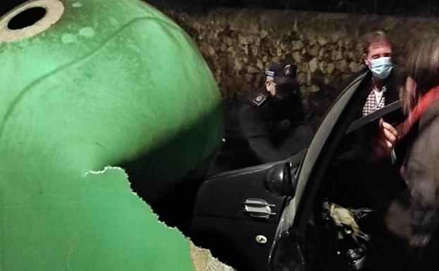 Estado en el que quedó el iglú con el coche empotrado.