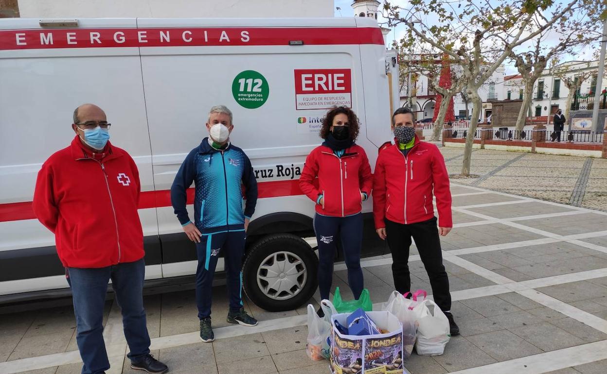 El Coordinador de la Dinamización Deportiva Javier Diaz y varios compañeros en la recogida de los alimentos de Jondeá'20.