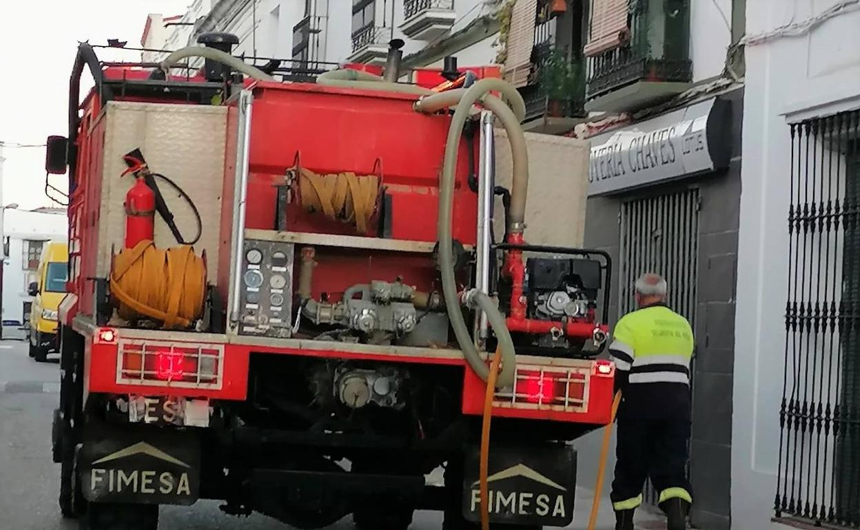 Camión de los Bomberos Voluntarios en las labores de desinfección.