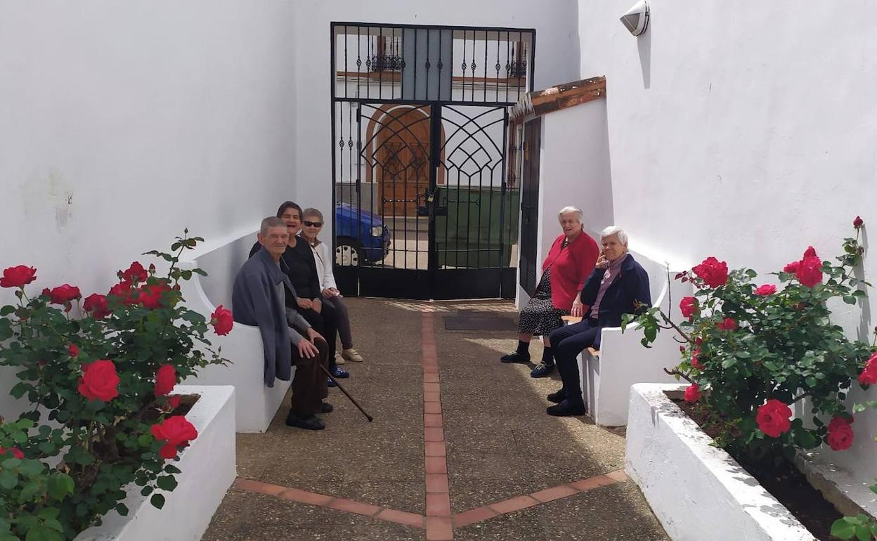 Usuarios de los Pisos Tutelados toman el sol en las instalaciones exteriores del Centro.