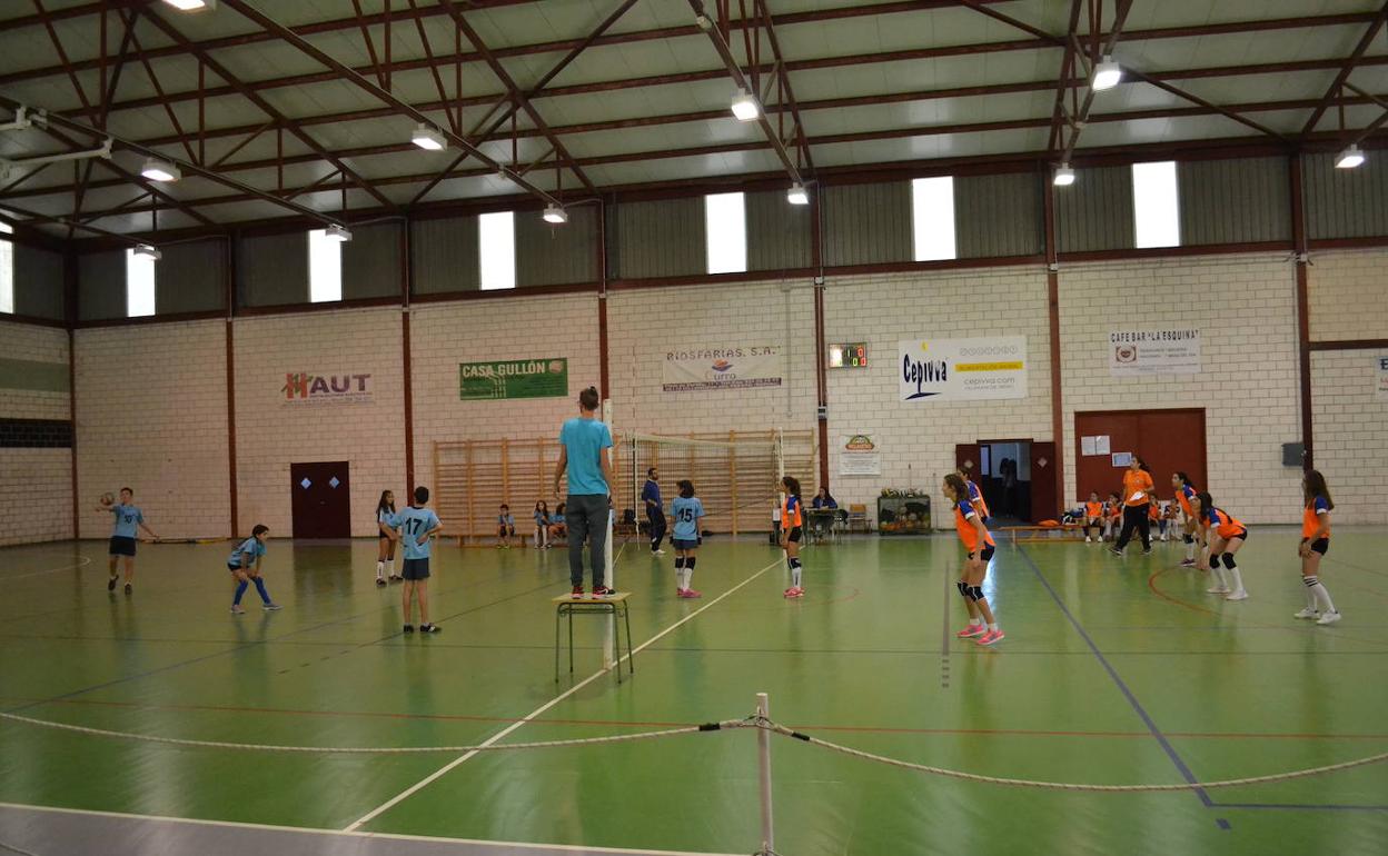 Partido de voleibol en el Pabellón Deportivo local, imagen de archivo.