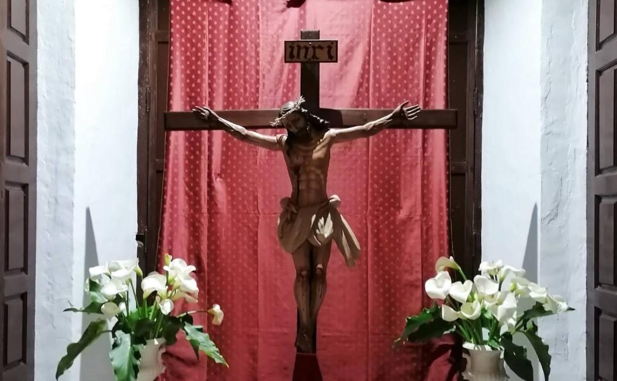 El Cristo Crucificado preparado para el Canto de la Buena Mujer.