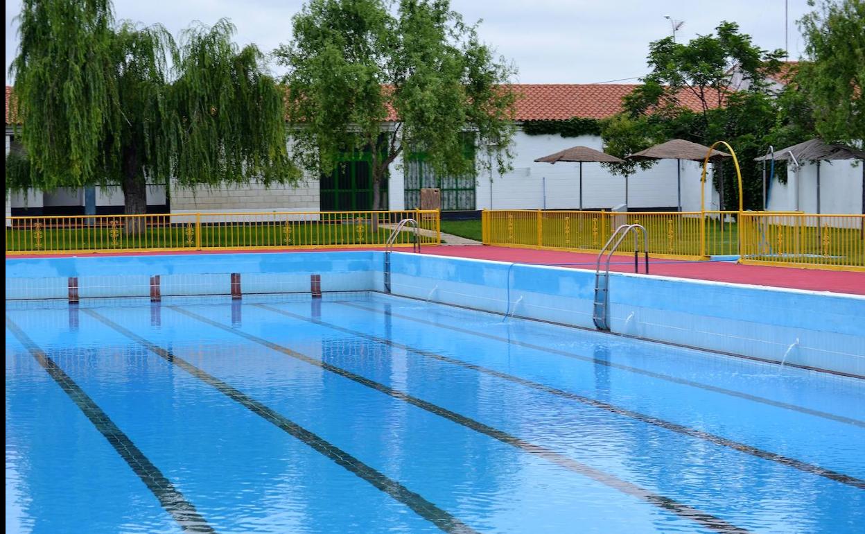 Llenado de la piscina grande, imagen de archivo.