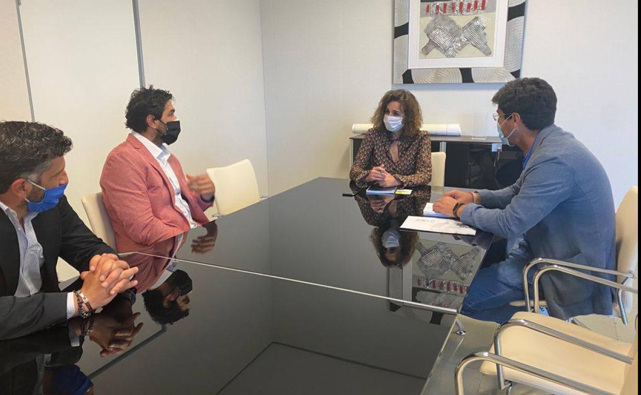 Asistentes al encuentro con la consejera de Transición Ecológica. 