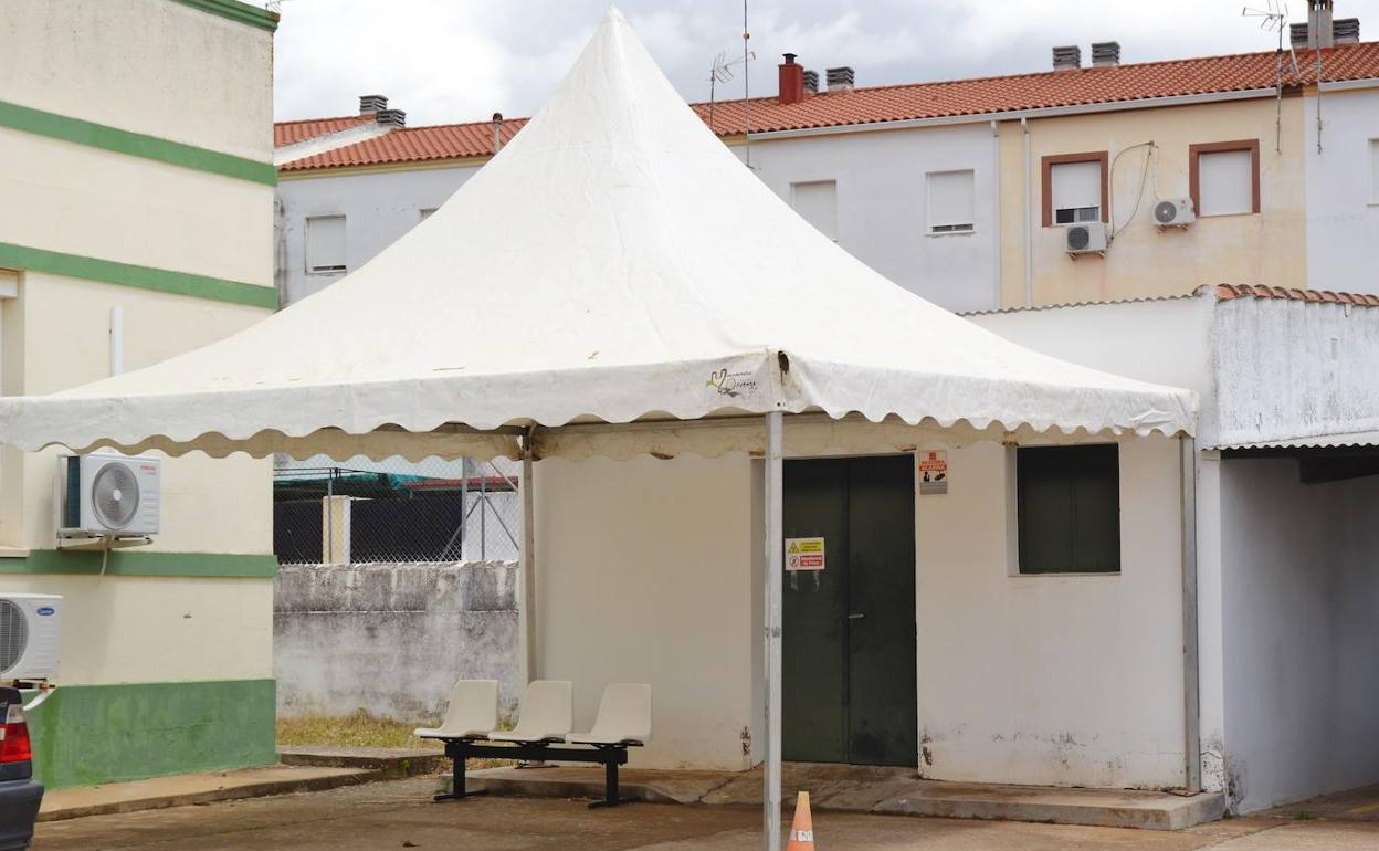 Sala de administración de vacunas y carpa de espera.