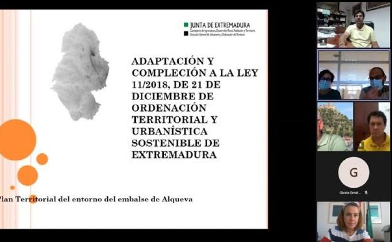 La directora de Urbanismo presentó a las alcaldías del entorno de Alqueva la adaptación del plan territorial a la LOTUS