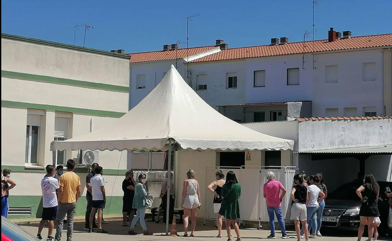Carpa auxiliar de vacunación y realización de PCR, imagen de archivo.