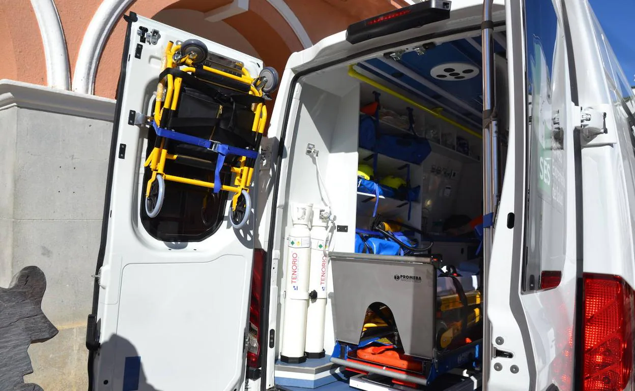 Interior de la ambulancia, imagen tomadda el día de su llegada a la localidad.