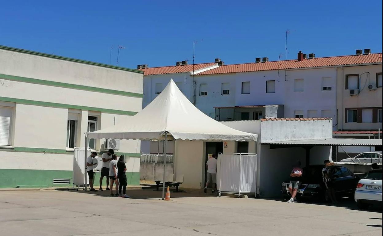 Carpa auxiliar de vacunación en el Centro de Salud .