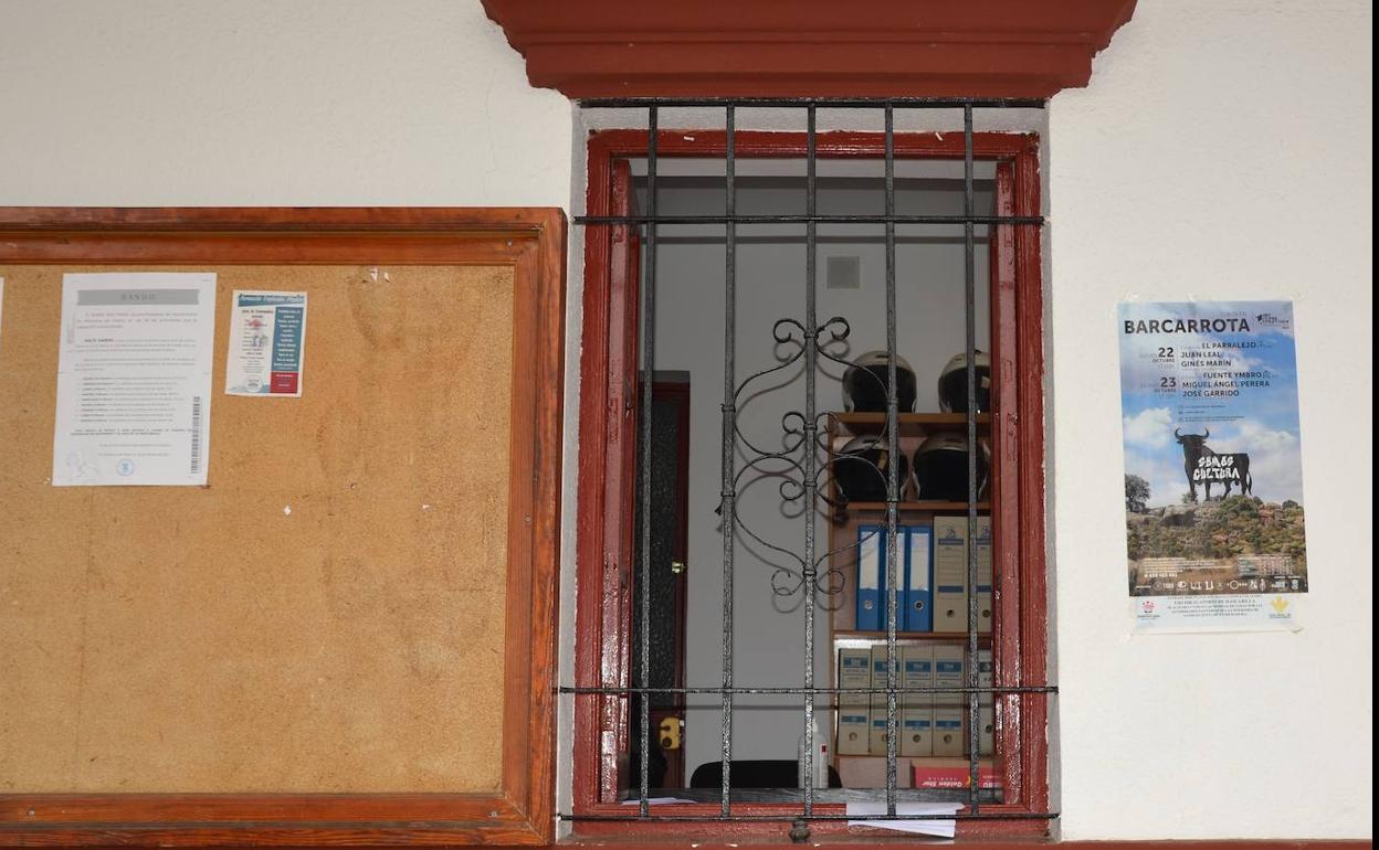 Ventanilla del Ayuntamiento desde donde se hace el reparto.