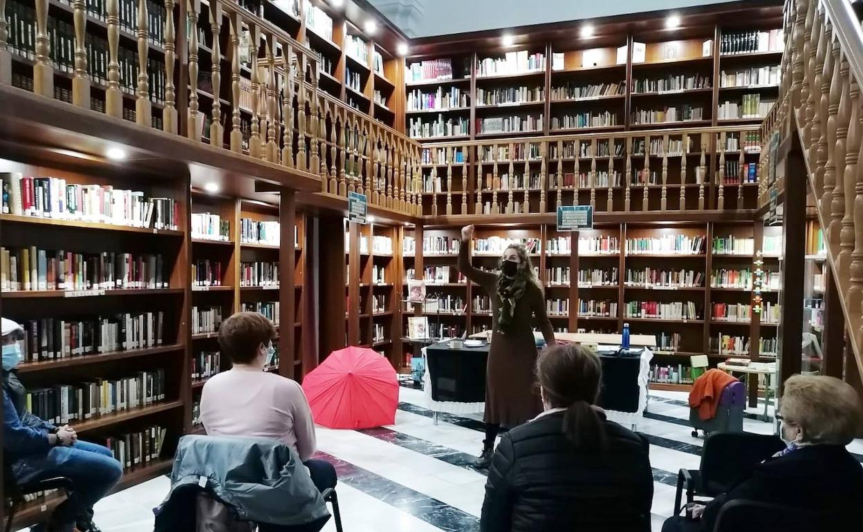 Laura Morerira en plena sesión de cuentacuentos.