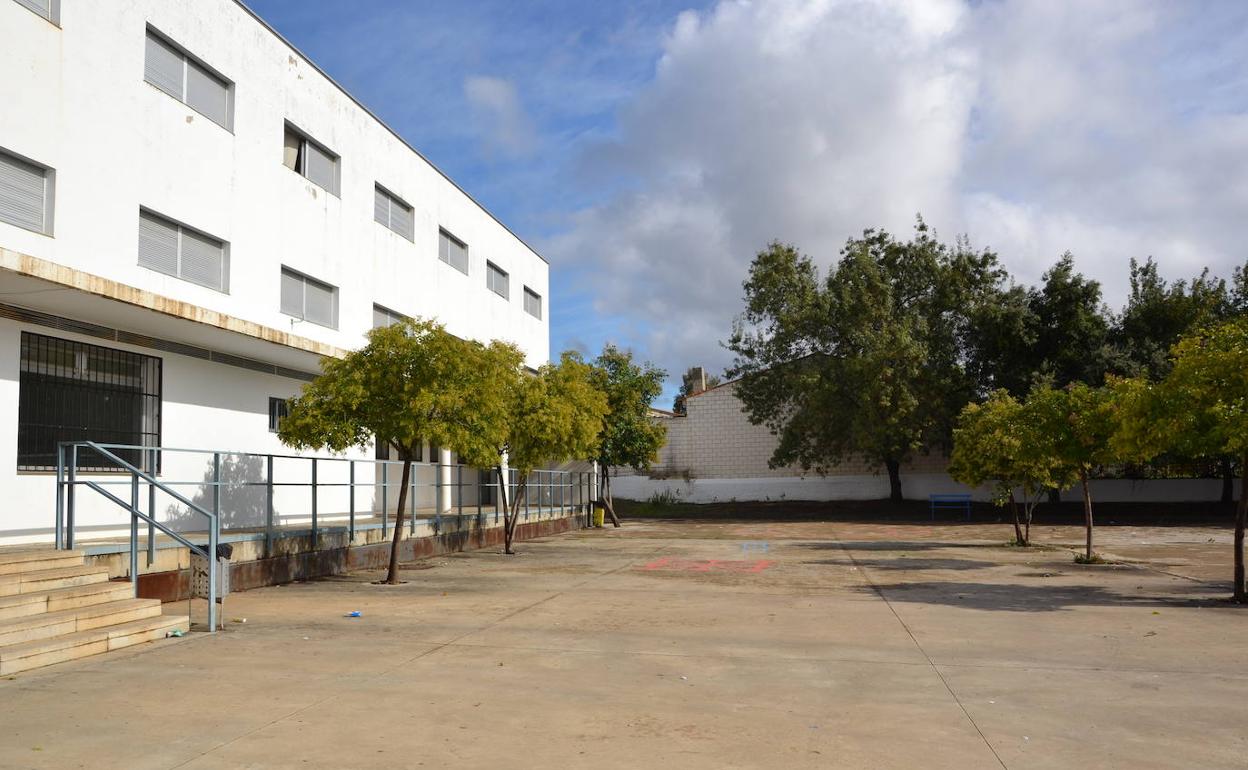 El IESO San Ginés recoge garbanzos y fideos para el Banco de Alimentos de Badajoz