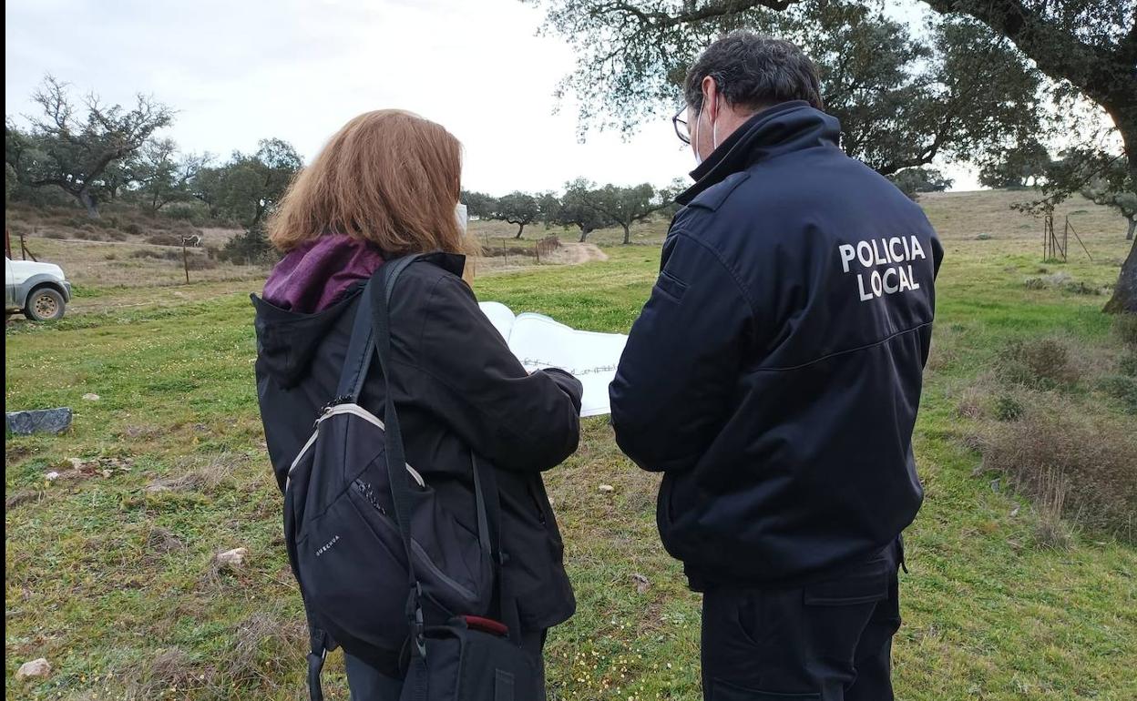 Un técnico integrante del equipo desplazado de ENRESA y un agente de la Unidad de Medio Ambiente durante la inspección.
