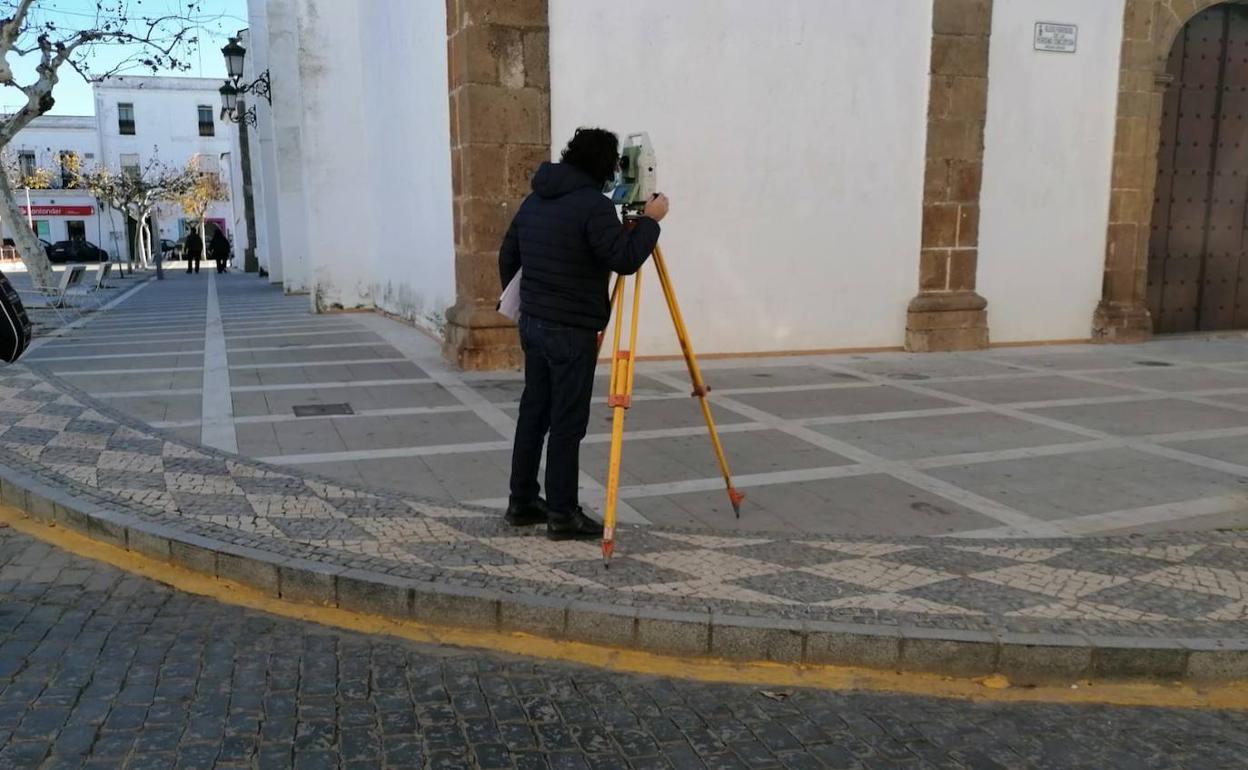 Se desarrolla el estudio topográfico para convertir el entorno de la plaza en plataforma única