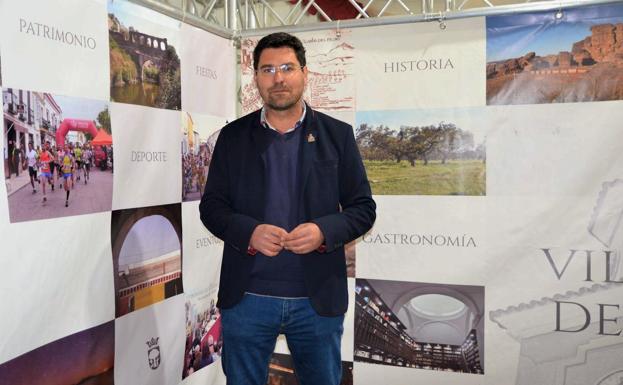 El alcalde de la localidad Ramon Díaz Farias en el stand local.