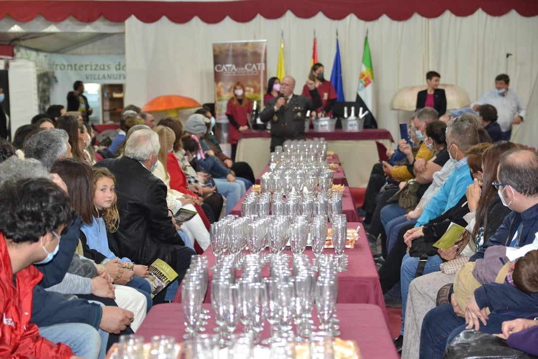 Cata de cava con Cati, presentada por el comisario de la feria Jaime Ruíz Peña.