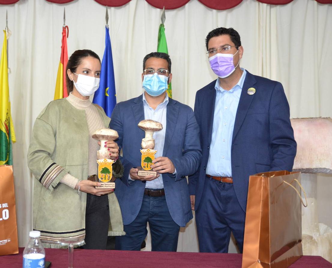 La consejera de Cultura, Turismo y Deportes, Nuria Flores, el Diputado del Área de Transformación Digital y Turismo, Manuel José González y el alcalde Ramón Díaz Farias en la inauguración de la feria.