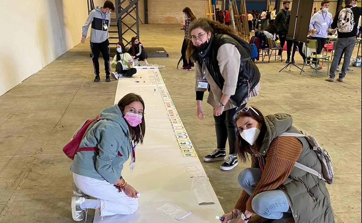 La directora del IESO San Ginés Nuria Toscano y varios alumnos en FEVAL