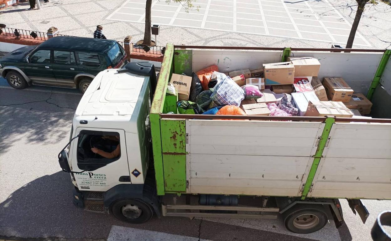 Camión de reparto cargado con la ayuda humanitaria emprendiendo el viaje a Mérida.