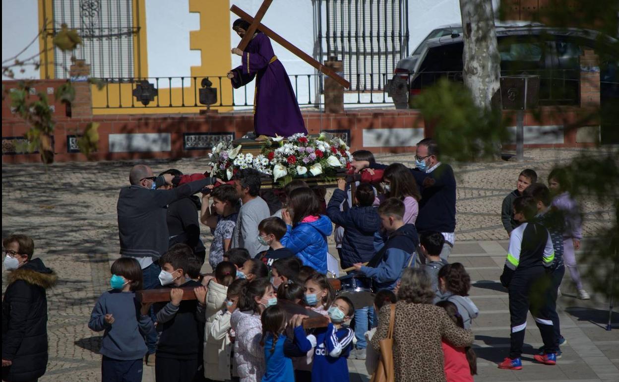 Un Vía Crucis infantil abre los actos de la Semana Santa