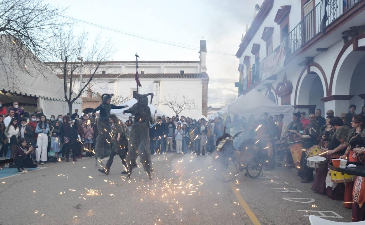Pasacalle 'Druidas' desarrollado en las XVI Jornadas Transfronterizas del Gurumelo