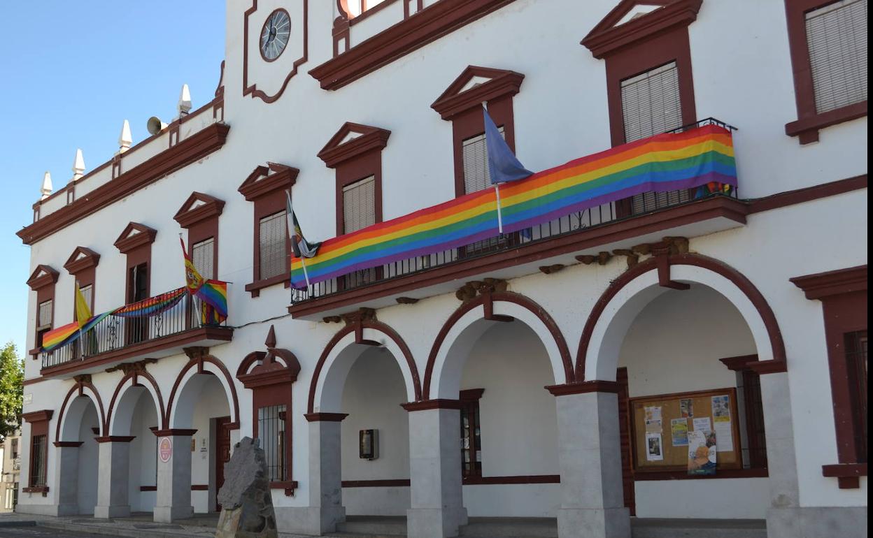 Las banderas arco iris ondean en los balcones del Ayuntamiento en apoyo a este Día. .