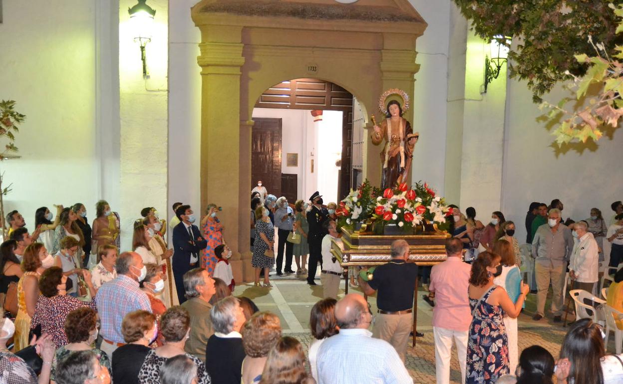 Los fieles esperan al patrónSan Ginés de la Jara en la salida de la misa preparadao para procesionar en 2021.
